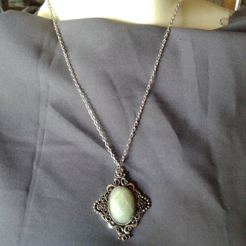 Necklace Pale Green Cut Stone